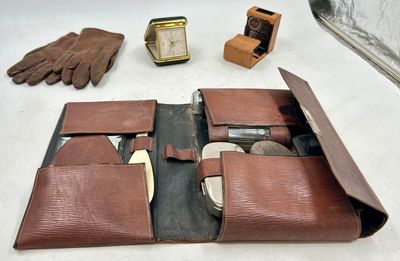 58 / H2 / Lot du voyage comprenant une trousse de toile…