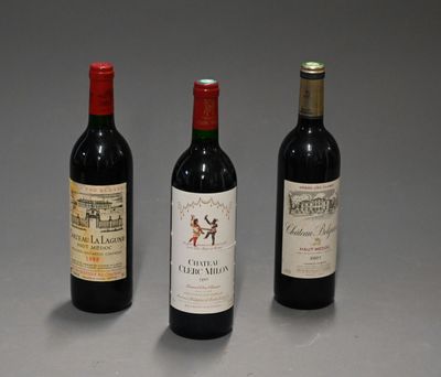 trois bouteilles de vin sont alignées les unes à côté des autres sur une surface grise
