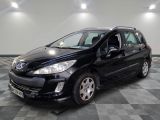 la petite voiture noire est garée dans le garage sur un sol en damier