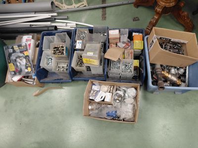 de nombreux cartons d'objets hétéroclites posés sur le sol