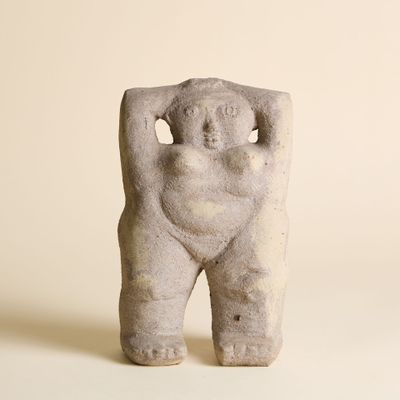 une statue représentant une femme les mains derrière la tête