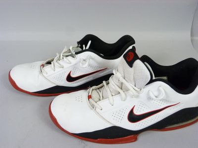 nike air zoom low basketball shoes white / black / varsity red size 9 5