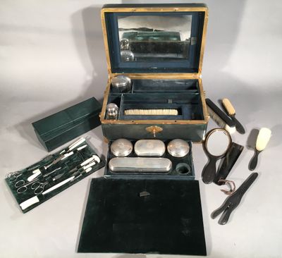 beaucoup d'argenterie dans un coffret sur une table