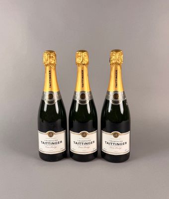 trois bouteilles de champagne posées côte à côte sur une table