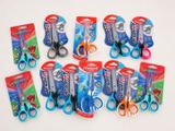 il y a beaucoup de ciseaux et de brosses à dents pour enfants dans le colis