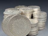 une pile de pièces d'argent superposées