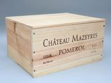 une photo d'une caisse en bois sur laquelle est accrochée une étiquette indiquant « Château Mazerre - Pomerol »