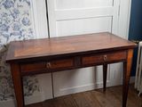 une table en bois avec deux tiroirs dans une pièce