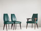 une paire de fauteuils en cuir vert dans une pièce blanche
