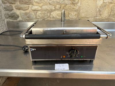 une plaque chauffante posée sur une table dans une cuisine