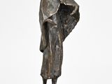 une image représentant une statue en bronze d'un homme debout sur un socle en marbre
