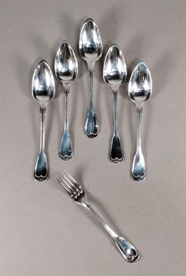 six cuillères et une fourchette sur une table