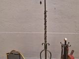 une lampe et un miroir posés par terre l'un à côté de l'autre
