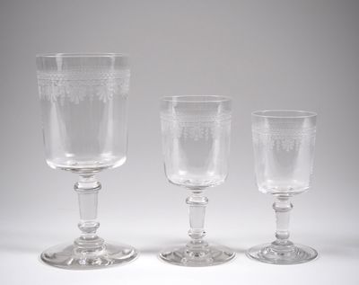 trois verres à vin vides posés l'un à côté de l'autre sur une surface blanche