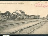 une photo en noir et blanc d'un train sur les rails