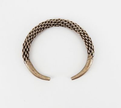 un gros plan sur un bracelet en argent orné de deux cornes