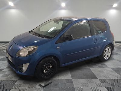 la photo d'une voiture bleue garée dans un garage