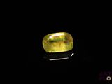 un saphir jaune sur un fond noir