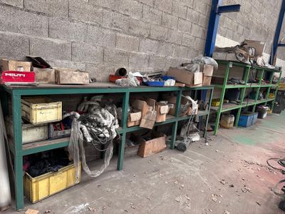 de nombreux cartons et boîtes sur les étagères du garage