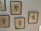 de nombreux tableaux encadrés accrochés au mur au-dessus de l'escalier