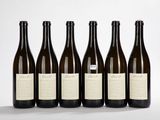 six bouteilles de vin sont alignées dans une rangée