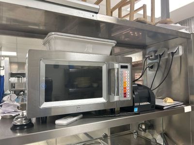 un micro-ondes posé sur une étagère dans une cuisine