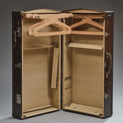 une valise contenant un cintre et un porte-manteau