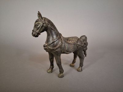 statue d'un cheval avec une selle sur le dos
