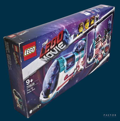 une boîte contenant un coffret « Le film LEGO »