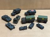tout un tas de petits véhicules militaires miniatures posés sur la table