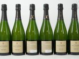 six bouteilles de champagne alignées sur une table