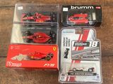 trois Ferrari emballées dans leurs boîtes, posées sur une table en bois