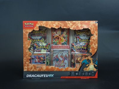 présentation de cartes à collectionner Pokémon dans une vitrine sur fond noir
