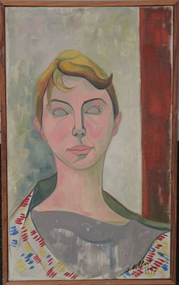 portrait d'une femme en robe bleue devant un mur rouge