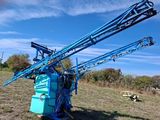 une machine bleue qui est posée dans l'herbe