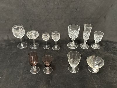 un grand nombre de verres à vin posés sur une table