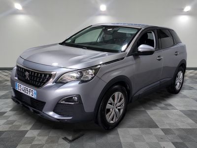 la voiture argentée est garée dans le garage sur un sol en damier