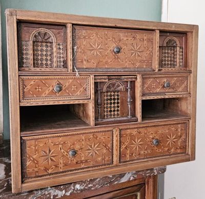 une armoire en bois surmontée de nombreux tiroirs