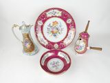 trois assiettes, un pichet et une théière posés sur une table
