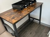 un bureau avec une imprimante et une chaise dans un coin