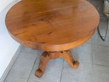 une table en bois sur laquelle se trouve une plante