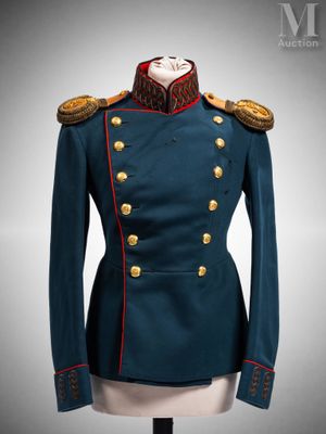 une veste militaire bleue sur un mannequin, un mannequin, un mannequin, un mannequin, un mannequin, un mannequin, un mannequin, un mannequin, un mannequin, un mannequin, un mannequin, un mannequin, un mannequin, un mannequin, un mannequin, un mannequin, un mannequin, un mannequin, un mannequin, un mannequin, un mannequin, un mannequin, un mannequin, un mannequin, un mannequin, un mannequin, un mannequin, un mannequin, un mannequin, un mannequin, un mannequin, un mannequin, un