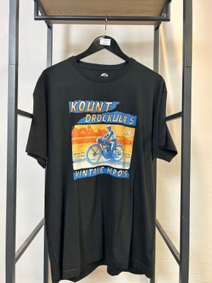 t-shirt noir avec l'image d'un homme à moto