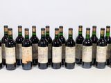 plusieurs bouteilles de vin sont alignées sur une surface blanche