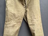 un gros plan sur un pantalon suspendu à une corde à linge