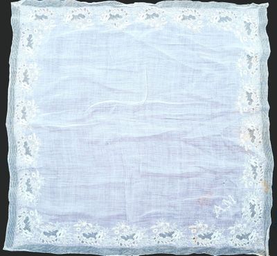 Mouchoir de mariée Dimensions : environ 50 x 51 cm (taches d…