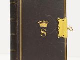 un vieux livre avec une couronne sur la couverture