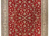 un tapis rouge et beige à motifs floraux