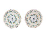 une paire d'assiettes ornées de motifs bleus et jaunes