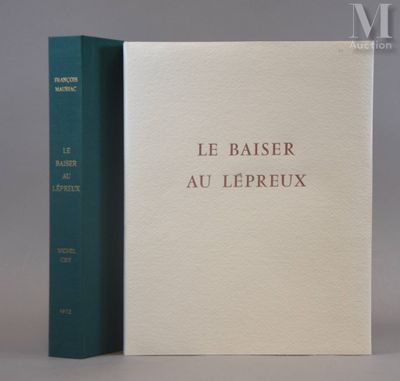 le livre est ouvert et posé sur la table, à côté de l'autre livre
